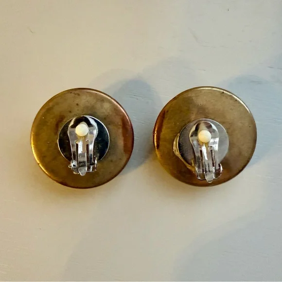 Vintage Monet Gold Tone Ribbon Swirl Clip On Earrings Textured Scroll 80s 90s - Picture 3 of 3